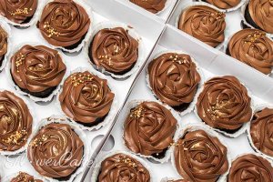Cupcakes till ett bröllop, dekorerade i enkel men vacker stil. Här i choklad.