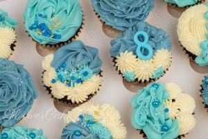 Pastellfärgade cupcakes till ett födelsedagsfirande för en 8-åring.