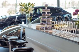 Chokladcupcakes med hallonfyllning, dekorerade med en nyans av lila, till Porsches premiär av nya Macan.