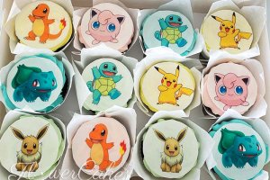 Cupcakes med Pokémonbilder av ätbart sockerpapper på toppen.