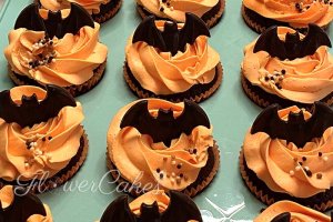 Halloween-cupcakes med fladdermöss av choklad på toppen.