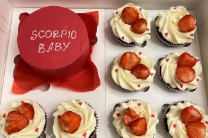 En liten bentotårta och cupcakes i samma förpackning. Specialbeställning.