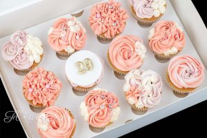 Cupcakes till en 29-årig mamma, dekorerade med söt spritsning och strössel. En av dem har ett lock av sockerpasta med text ovanpå spritsningen.