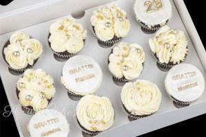 Cupcakes till en 29-årig mamma, dekorerade med spritsning och strössel. Fyra av dem har ett lock av sockerpasta med text ovanpå spritsningen.