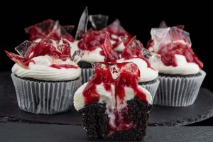Cupcakes med ätbara &quot;blodiga glasskärvor&quot;, där en av dem är...skuren. Ursäkta ordvitsen ;).