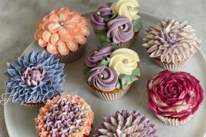 Pastellfärgade cupcakes med lite varierande dekor.