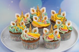 Cupcakes i unicorn/enhörningstema.