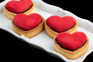 Tarteletter i form av hjärtan, med röd sammetsliknande färg på toppen.