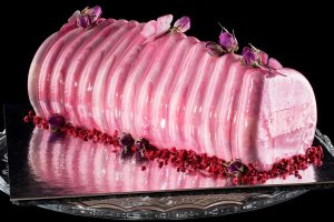 Moussetårta med smak av jordgubbar, två sorters choklad samt med spegelglasyr. Allt i en spännande form.
Prisgrupp: Corallo