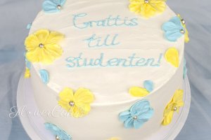 Studenttårta med lite enklare blommor och text.