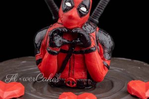 Närbild på Deadpool-figuren.