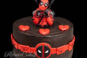 Deadpool-tårta dekorerad med detaljer av sockerpasta och hjärtan av choklad.