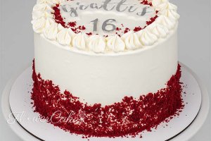 Red velvet-tårta med silverfärgad text på toppen.