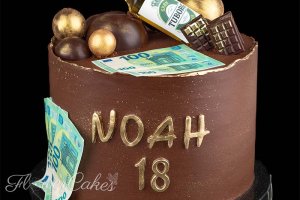 Tårta till 18-års dagen. Dekorerad med chokladsfärer, en liten flaska &quot;Tuborg&quot; och fejkpengar utskrivna på sockerpapper.