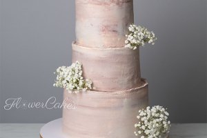 3-vånings bröllopstårta med levande blommor.