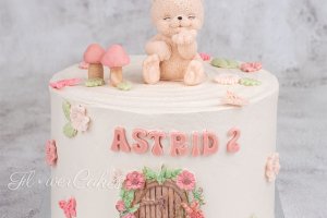 Barntårta dekorerad med dörr, blommor, löv svampar, fjärilar och en hare på toppen :)