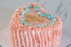 Tårta i form av ett (pastellfärgat) hjärta.
