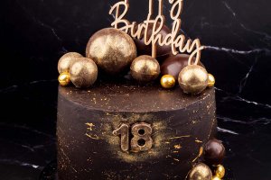 Födelsedagstårta till en 18-åring, dekorerad med sfärer av mörk choklad.