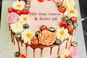 Eskimo-tårta dekorerad med blommor och lite färska bär. Ett bra exempel på vad som ingår i blomdekor.