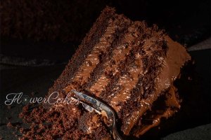 Chokladtårta - chokladbottnar med härlig chokladkräm som smälter i munnen - här en skuren bit.