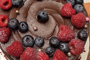 Chokladtryffeltårta, dekorerad med hallon och blåbär, uppifrån.
Prisgrupp: Enkel dekor