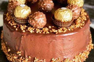 Tårta med smak inspirerad av Ferrero Rocher. Även dekorerad med Ferrero Rocher-kulor.