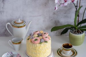 Choklad &amp;amp; körsbärstårta dekorerad med blommor av bean paste i olika färger.
Prisgrupp: Blomdekor