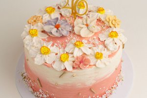 Tårta till 40-års kalaset, dekorerad med blommor av bean paste.