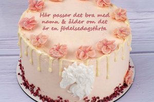 Födelsedagstårta med lite blommor och ett hästhuvud av choklad i framkant. P.g.a. att det är små, enkla blommor och en liten chokladfigur går denna tårta som enkel dekor.