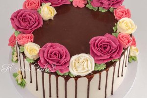 Honungstårta (Medovik) dekorerad med rosor av smörkräm och chokladdrip.