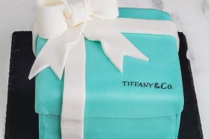 Eskimo-tårta dekorerad som en presentask från Tiffany &amp;amp; Co. 
Prisgrupp: Specialtårta