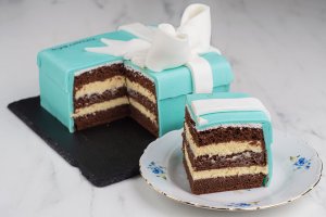 Eskimo-tårta dekorerad som en presentask från Tiffany &amp;amp; Co. Här skuren för att visa lagren.