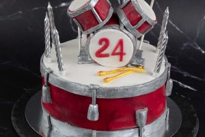 Red velvet-tårta i form av ett litet trumset. Födelsedagstårta till en 24-årig trummis.