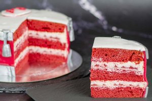 Red velvet-tårta i form av ett litet trumset. Födelsedagstårta till en 24-årig trummis. Här skuren för att visa lagren.
Prisgrupp: Specialtårta