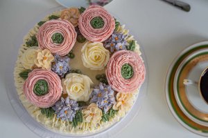 Choklad & körsbärstårta dekorerad med blommor av bean paste i olika färger, uppifrån.
Prisgrupp: Blomdekor