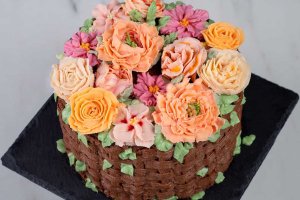 Chokladtårta i form av en korg, dekorerad med spritsade blommor.
Prisgrupp: Blomdekor &amp;amp; korg
